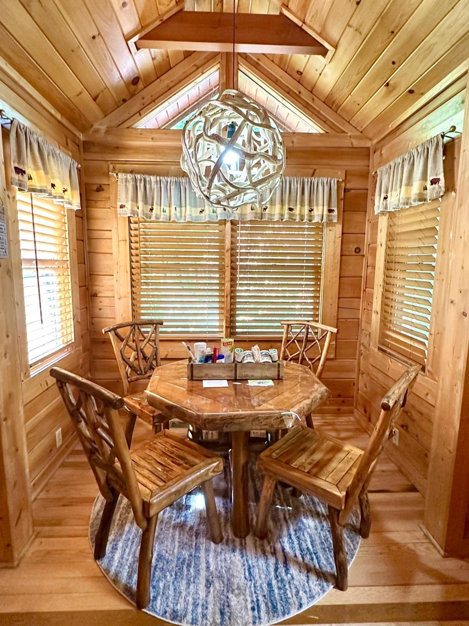 Private Smoky Mountain Luxury Log Home With 2 Fireplaces, Hot Tub & Community Pool Sevierville Zewnętrze zdjęcie